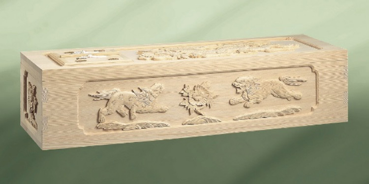 葛飾区メモリーホーム新小岩の棺の写真。檜材に彫刻が施された棺。