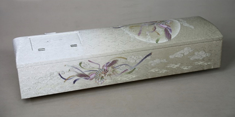 葛飾区メモリーホーム新小岩の棺の写真。淡い緑色を基調にした落ち着いたデザインの棺。