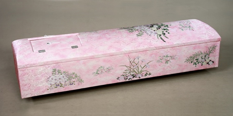 葛飾区メモリーホーム新小岩の棺の写真。ピンク色に可憐な花柄が施された女性らしい棺。
