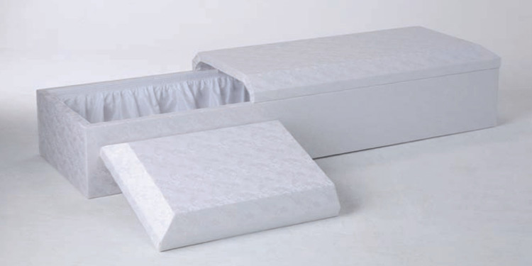 葛飾区メモリーホーム新小岩の棺の写真。内側に布張りが施されたシンプルなデザインの棺。