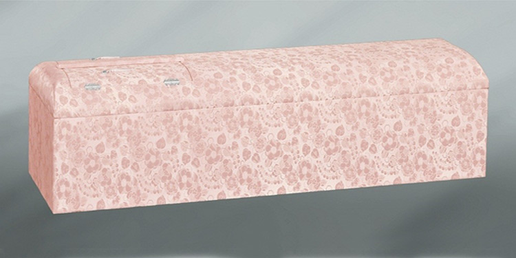 葛飾区メモリーホーム新小岩の棺の写真。橙色に細やかな模様がデザインされた豪華な棺。