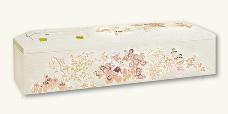 葛飾区メモリーホーム新小岩の棺の写真。ベージュ地に四季の草花が描かれた上品な棺。
