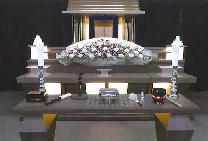 葛飾区メモリーホーム新小岩の祭壇の写真。モダンなデザインで、白い花を中心に配置したシンプルな祭壇。