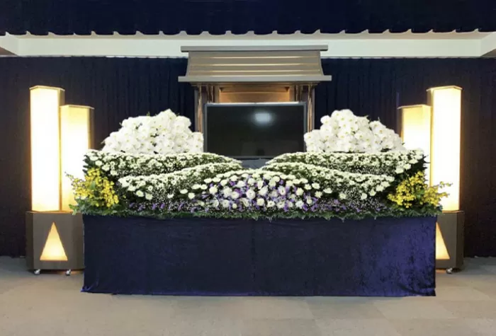 葛飾区メモリーホーム新小岩の祭壇の写真。白い花が中央に配置されたシンプルなモダン祭壇。