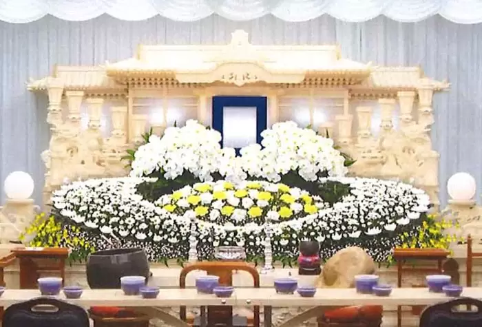 葛飾区メモリーホーム新小岩の祭壇の写真。たくさんの白い花で覆われた華やかな祭壇。