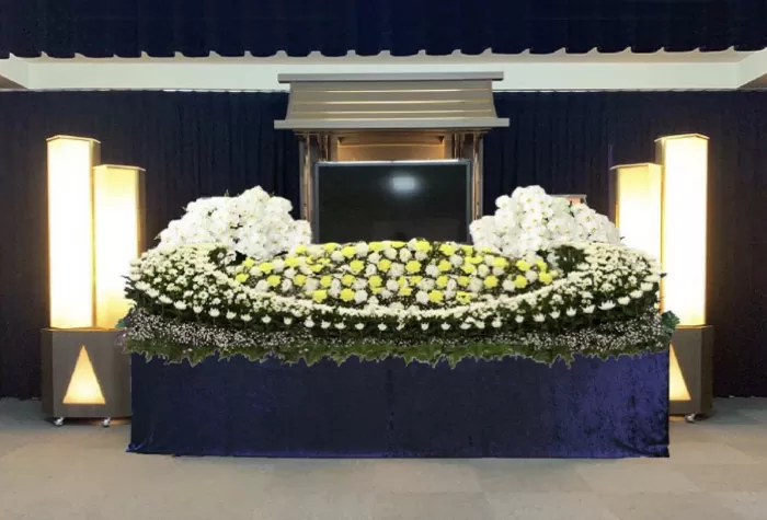 葛飾区メモリーホーム新小岩の祭壇の写真。白を基調にした横長の花装飾が特徴の祭壇。