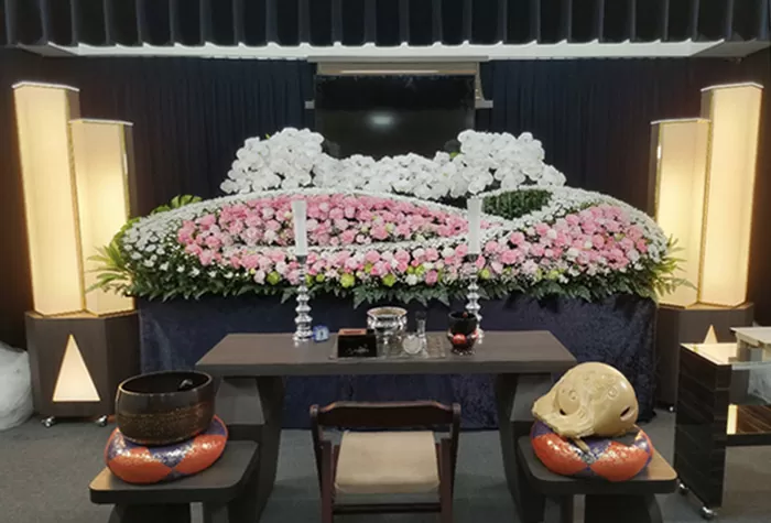 葛飾区メモリーホーム新小岩の祭壇の写真。ピンクの花を加え、温かみのある印象の祭壇。