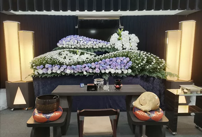 葛飾区メモリーホーム新小岩の祭壇の写真。青紫色の花を取り入れた落ち着いたデザインの祭壇。