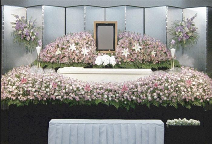 葛飾区メモリーホーム新小岩の祭壇の写真。淡いピンクの花が特徴のエレガントな祭壇。