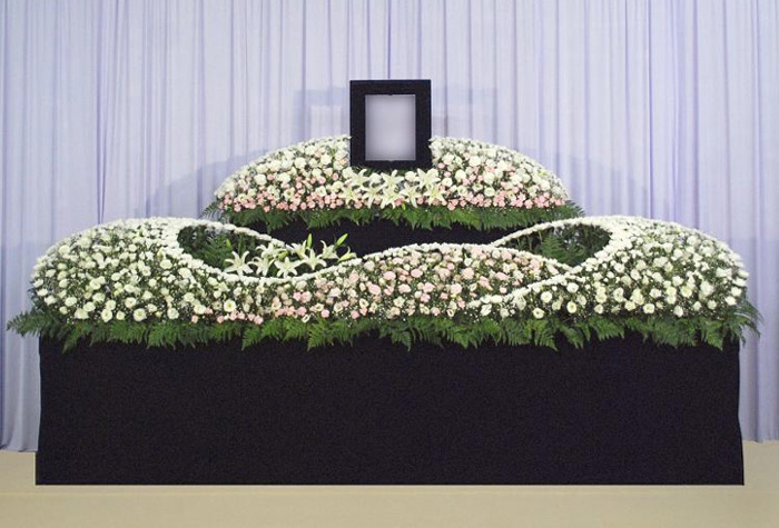 葛飾区メモリーホーム新小岩の祭壇の写真。ピンクと白の花を取り入れた華やかな祭壇。