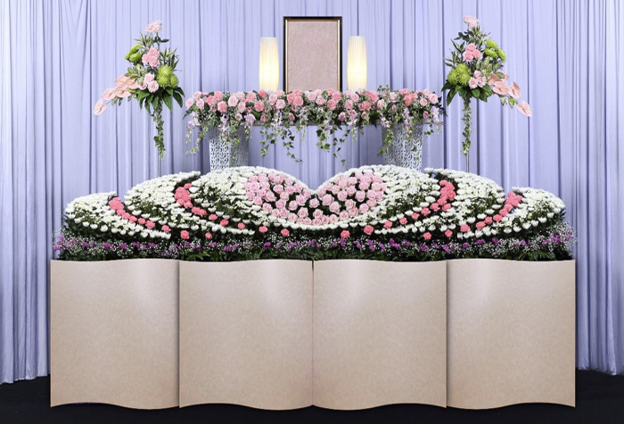 葛飾区メモリーホーム新小岩の祭壇の写真。ピンクと白の花が調和した華やかなデザインの祭壇。