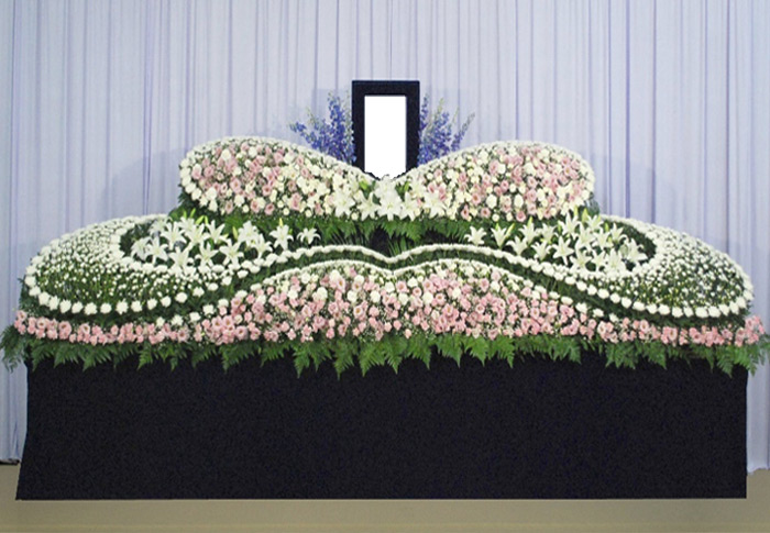 葛飾区メモリーホーム新小岩の祭壇の写真。ピンクの花が柔らかさを演出したエレガントな祭壇。