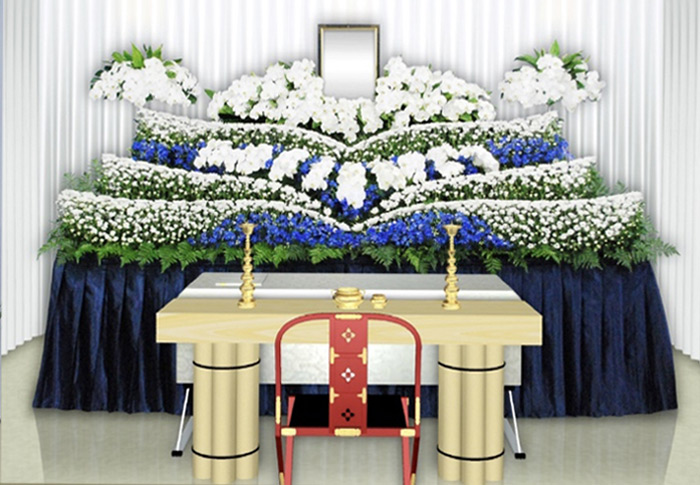 葛飾区メモリーホーム新小岩の祭壇の写真。青紫色の花をアクセントにした格式高い祭壇。