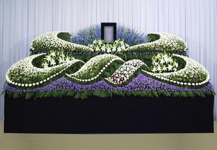 葛飾区メモリーホーム新小岩の祭壇の写真。青紫色の花でアクセントをつけた独特なデザインの祭壇。