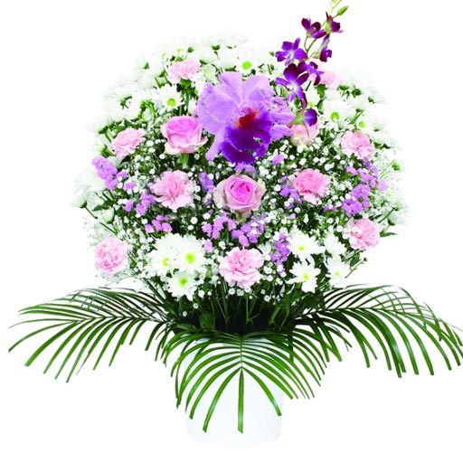 葛飾区メモリーホーム新小岩のピンクのバラ、紫の花、白いカスミソウを中心にした可憐な洋花アレンジメント。