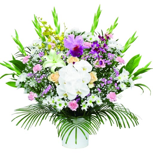 葛飾区メモリーホーム新小岩の胡蝶蘭、紫の花、ピンクの花、白い花が調和した豪華な洋花アレンジメント。