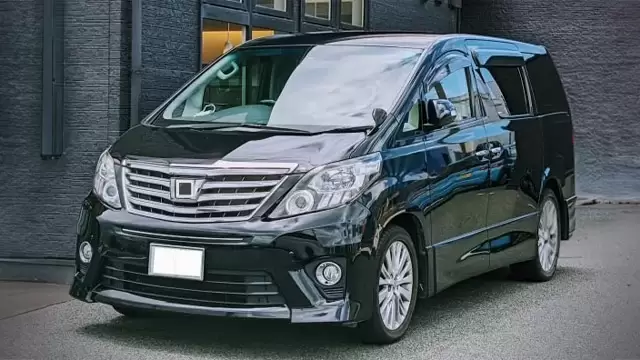 葛飾区メモリーホーム新小岩の黒い高級車(葬儀用)の写真。建物の前に停車している。