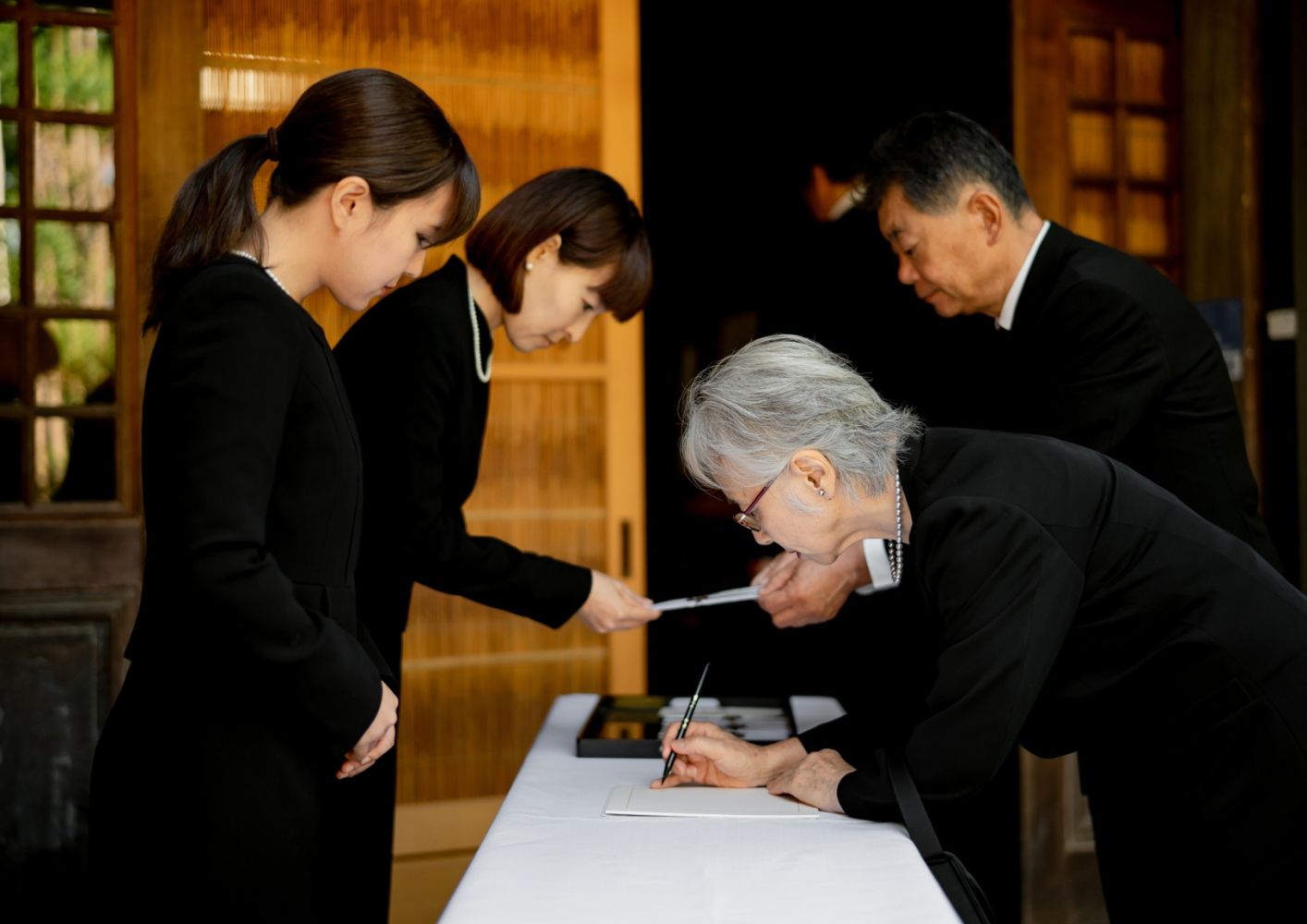 葛飾区の立ち華葬祭の弔問客の写真