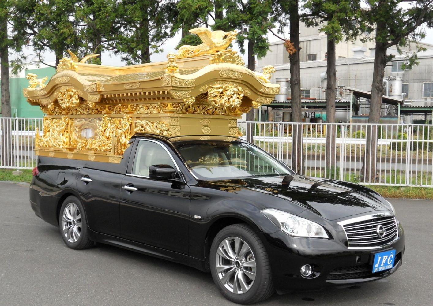 葛飾区の立ち華葬祭の宮型霊柩車