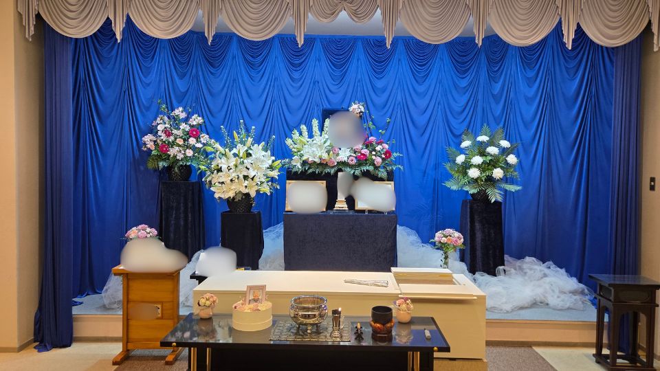 立ち華葬祭の祭壇の写真