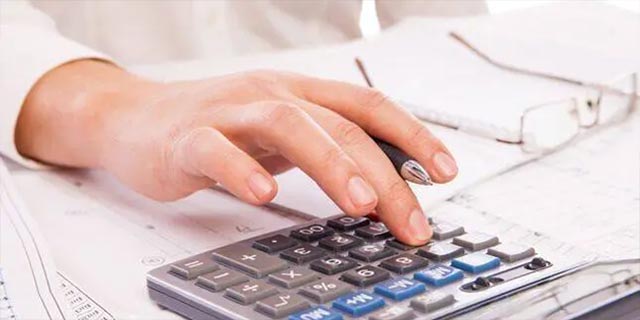 川越市立ち華葬祭の会計をしている手の写真