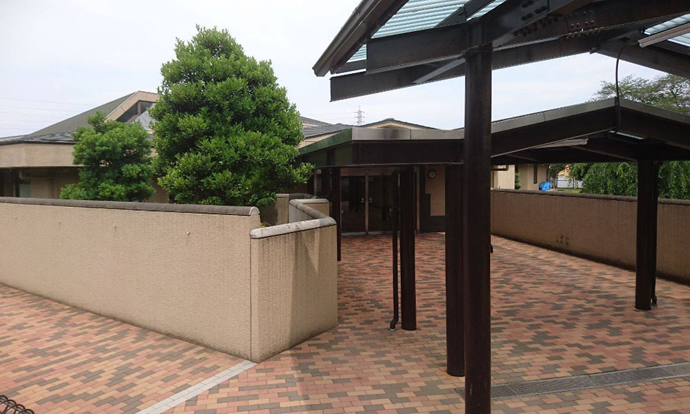 川越市立ち華葬祭が利用する新座市営墓園斎場の外観の写真