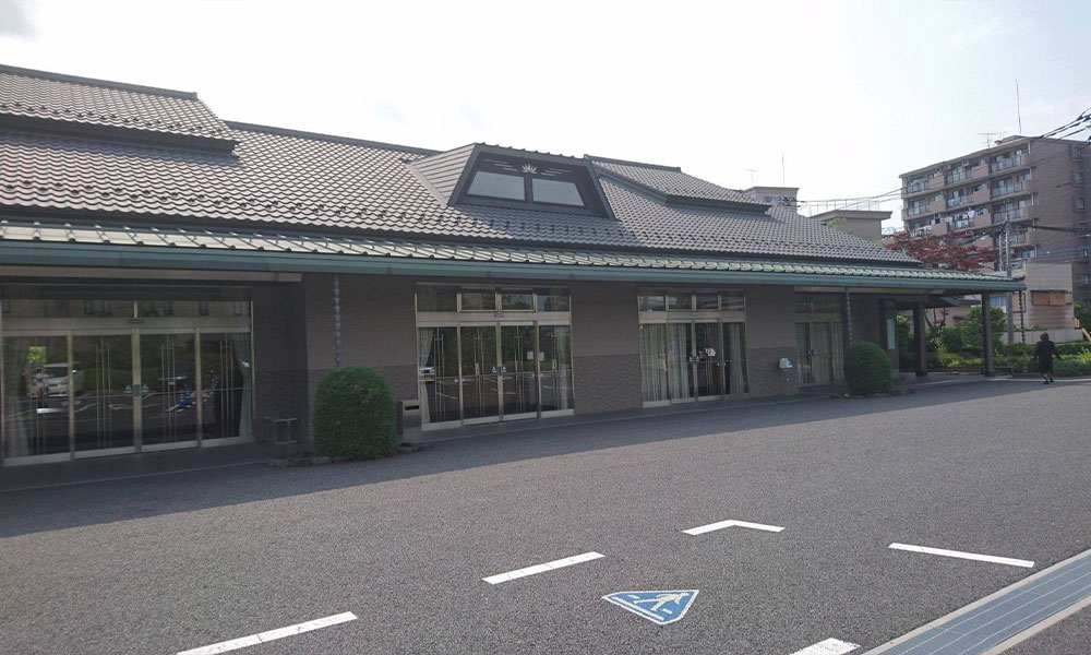 川越市立ち華葬祭が利用する谷塚斎場の外観の写真