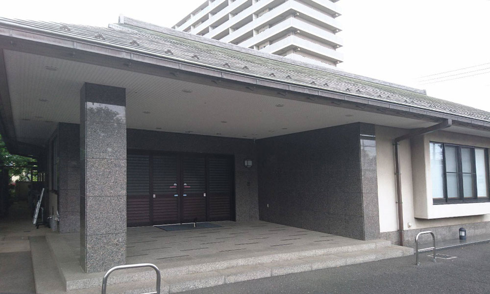川越市立ち華葬祭が利用する薬林寺会館の外観の写真